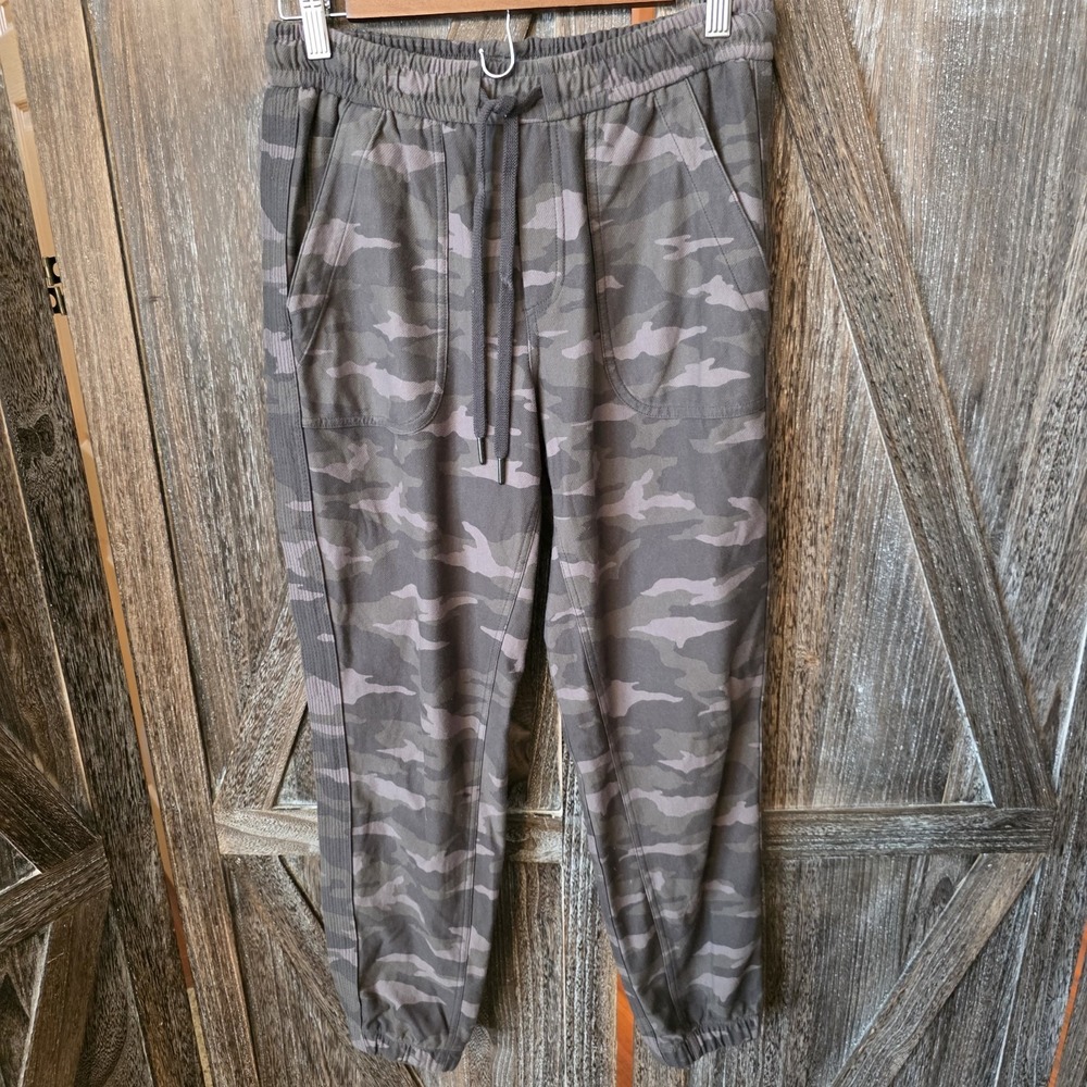 Athleta Pants Women's Size 4 Green Camo Farallon Jogger Sweatpants Pockets